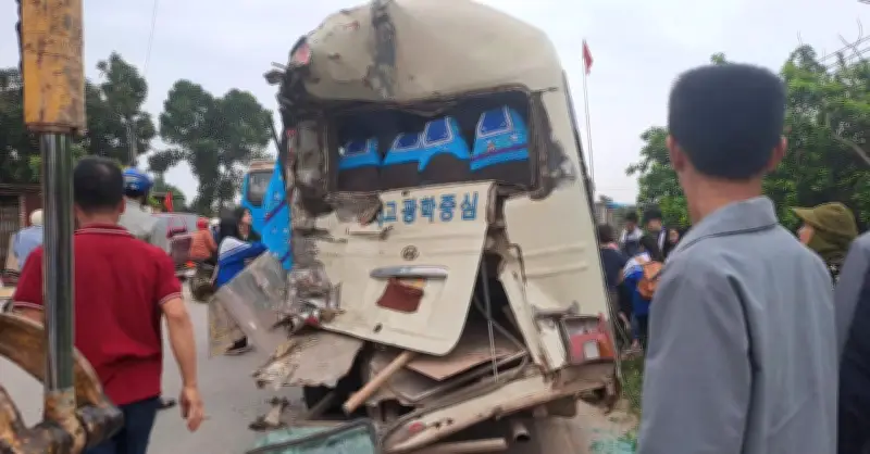 Thái Nguyên: Xe tải đâm mạnh vào ô tô đưa đón học sinh, đẩy đi hàng chục mét