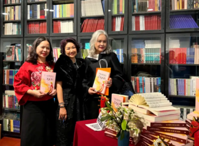 Thi phẩm 'Từ nụ hồ đỏ' của Đoàn Bổn: Con đường một đại lộ thi ca