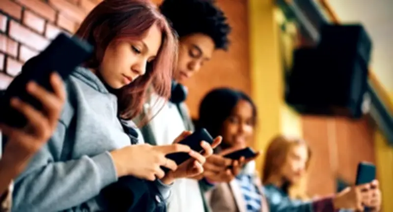 Thói Quen Lướt Mạng Liên Tục: Tác Hại Khôn Lường Đến Não Bộ