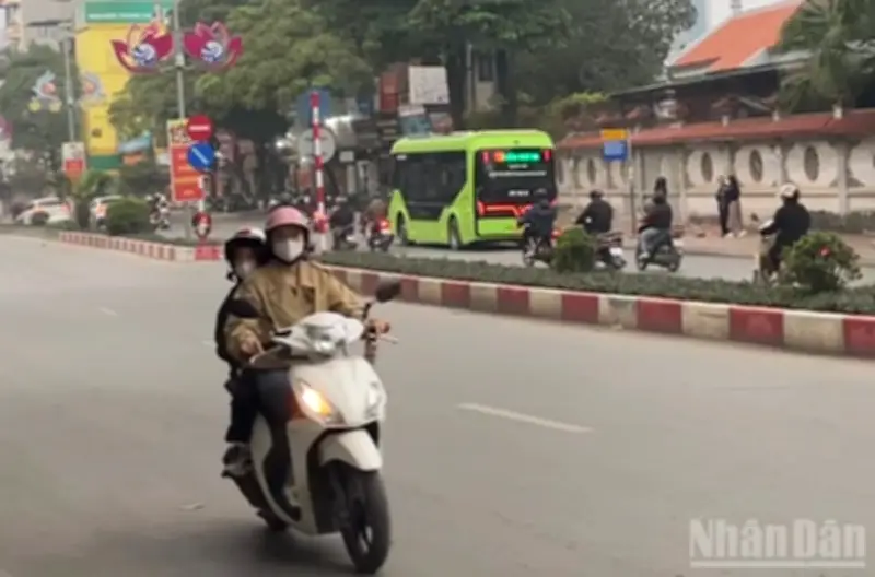 Thời tiết 9/3: Hà Nội chuyển rét, TP.HCM mưa dông, biển động mạnh trên Biển Đông