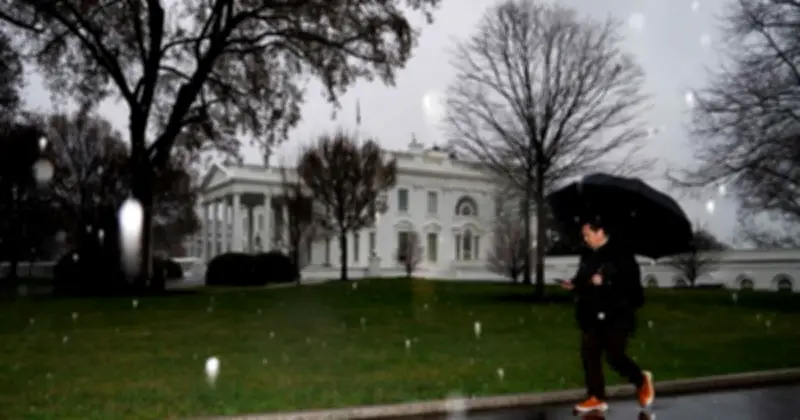 Thời tiết cực đoan: Tuyết rơi Nhà Trắng sau ngày nóng 30°C, Úc huy động quân đội chống lũ