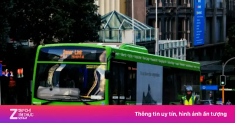 Thiếu niên 15 tuổi ở Đức trộm xe buýt, lái 130 km đưa bạn gái đến trường gây chấn động