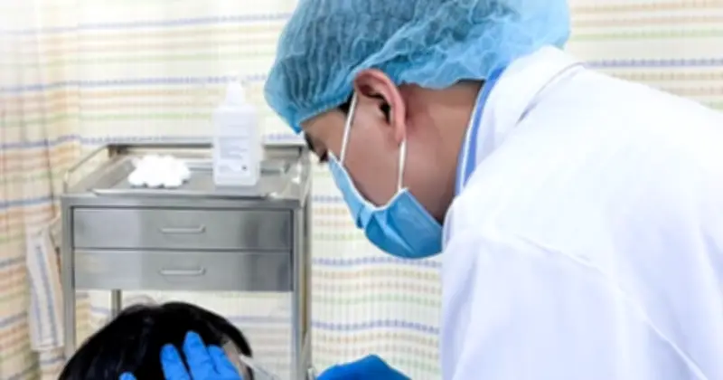 Thiếu niên rụng tóc từng mảng do stress, bác sĩ cảnh báo sai lầm phổ biến