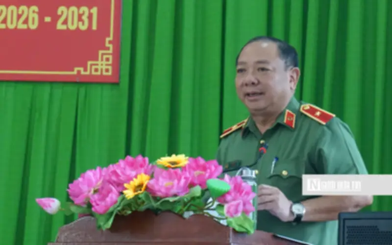 Thiếu tướng Lê Quang Nhân trình bày chương trình hành động tại tiếp xúc cử tri Gia Lai