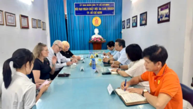 Thiếu tướng Nguyễn Hồng Sơn chia sẻ với đoàn Anh về nỗ lực hỗ trợ nạn nhân chất độc da cam