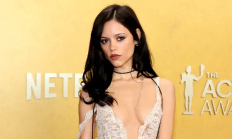 Thảm Đỏ SAG Awards 2026: Gwyneth Paltrow, Emma Stone Khoe Phong Cách Gợi Cảm Trước Thềm Oscar