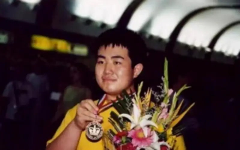 Thần đồng toán học 11 tuổi giành giải nhất 40 cuộc thi, 2 lần vô địch thế giới nhưng không thể tốt nghiệp đại học