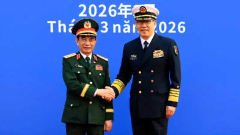 Thượng tướng Đổng Quân đón Đại tướng Phan Văn Giang tại cửa khẩu Đông Hưng