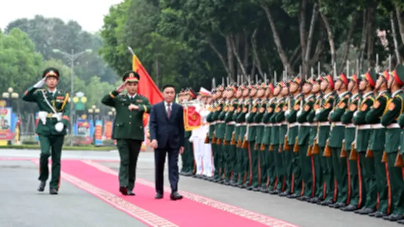 Thường trực Ban Bí thư Trần Cẩm Tú tham quan và ghi cảm tưởng tại Bảo tàng Quân đoàn 12