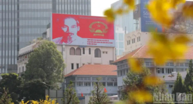 Thành phố Hồ Chí Minh Rực Rỡ Sắc Đỏ Chào Đón Ngày Hội Toàn Dân Bầu Cử