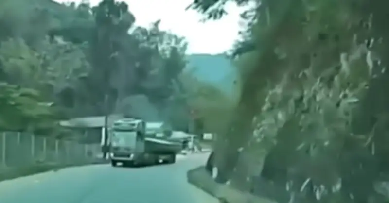 Thót tim cảnh container vượt ẩu, lấn làn trên đèo Tống Trục, ô tô con né tránh