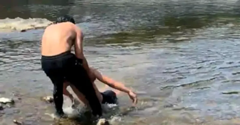 Thót tim cảnh cứu sống bé trai lớp 8 bị đuối nước ở hồ bơi