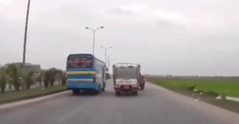 Thót Tim Cảnh Tài Xế Xe Bán Tải Chen Ép Xe Khách Để Trả Đũa, Gây Tai Nạn