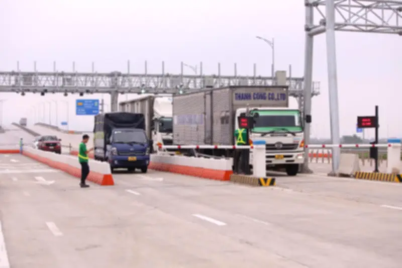 Thu phí cao tốc Thanh Hóa: Hệ thống tự động bỏ tay khi xe chạy quá tốc độ