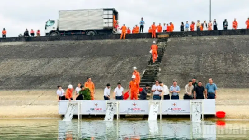 Thủy điện Sông Tranh 2 thả 30.000 cá giống và tặng xe đạp hỗ trợ cộng đồng