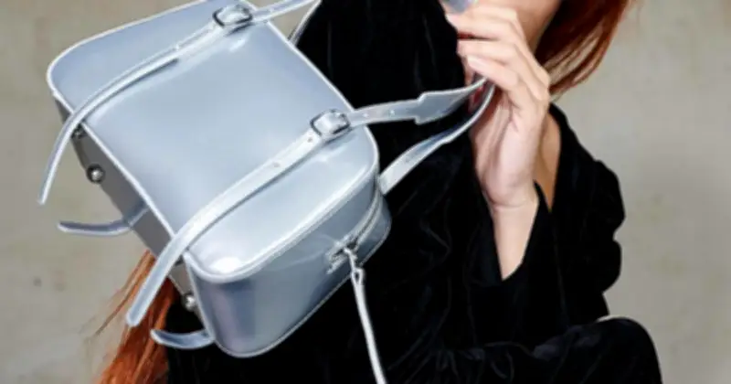 Túi Ánh Bạc Lên Ngôi: Phụ Kiện Thời Thượng Chiếm Lĩnh Mọi Sân Chơi