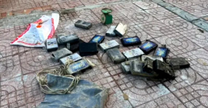 Túi nilon chứa 24 bánh nghi ma túy trôi dạt vào bờ biển Lâm Đồng