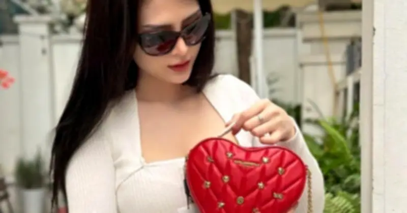 Túi Trái Tim Gây Sốt: Phụ Kiện Nữ Tính Và Phá Cách Chiếm Lĩnh Thời Trang