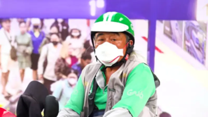Tài xế công nghệ, shipper vật lộn mưu sinh giữa lúc giá xăng tăng mạnh