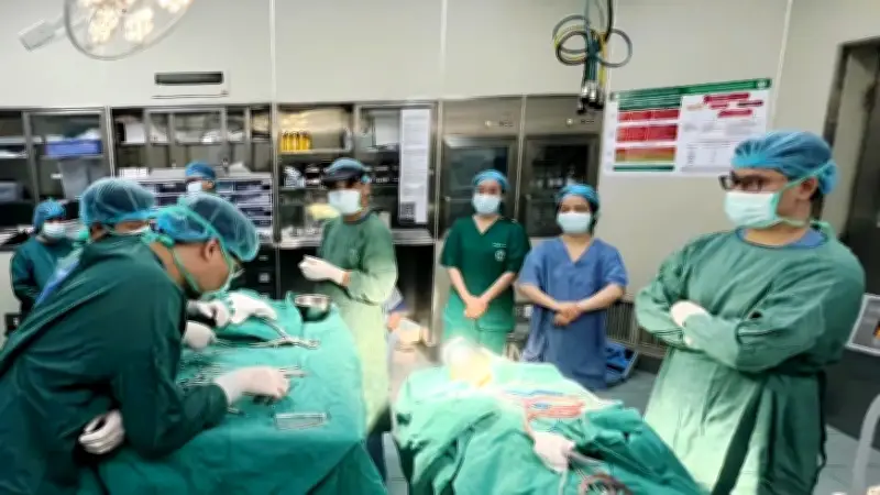 Tài xế container thoát chết thần kỳ sau tai nạn dây xích đứt văng vào mặt