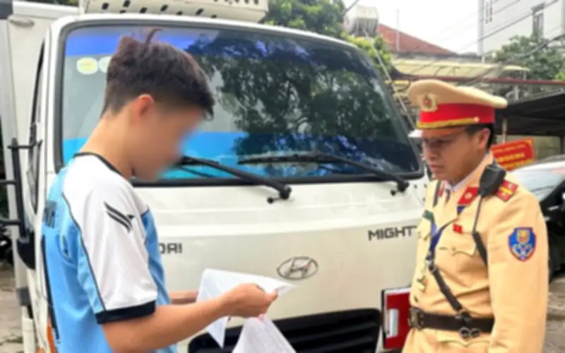 Tài xế Hà Nội mua giấy chấp thuận giả trên mạng để xe tải hoạt động trái phép