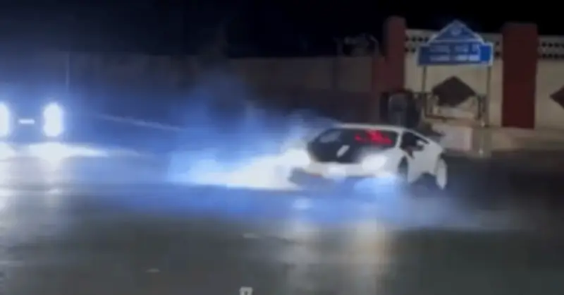 Tài xế Lamborghini biểu diễn drift giữa phố, cảnh sát vào cuộc điều tra
