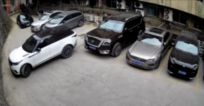 Tài xế Land Rover lùi xe khó hiểu và cái kết ngoài tưởng tượng gây sốc