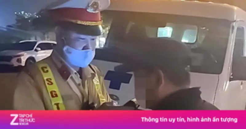 Tài xế lái xe mang biển xanh, logo 'cứu thương' vi phạm nồng độ cồn tại Hà Nội