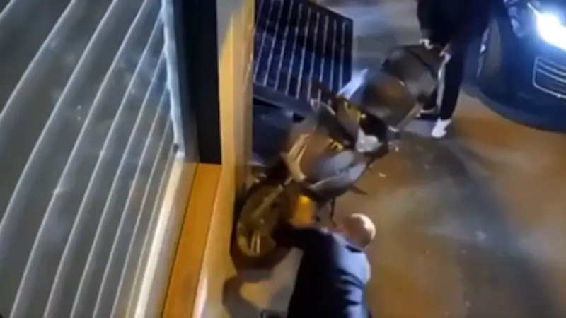 Tài xế Range Rover chọc thủng lốp xe máy, công an phường đã nhận đơn trình báo