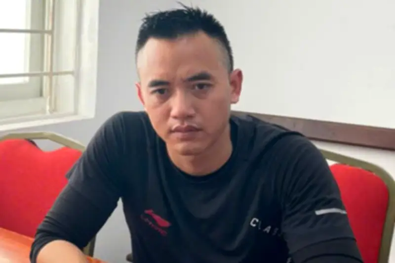 Tài xế ô tô bán tải bị tạm giữ vì chen xe máy, khiến 3 người ngã ở Hà Nội