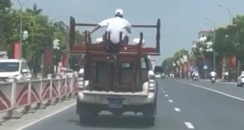 Tài xế ô tô bán tải biển xanh: Lý do chở người trên thùng xe để giữ bàn ghế