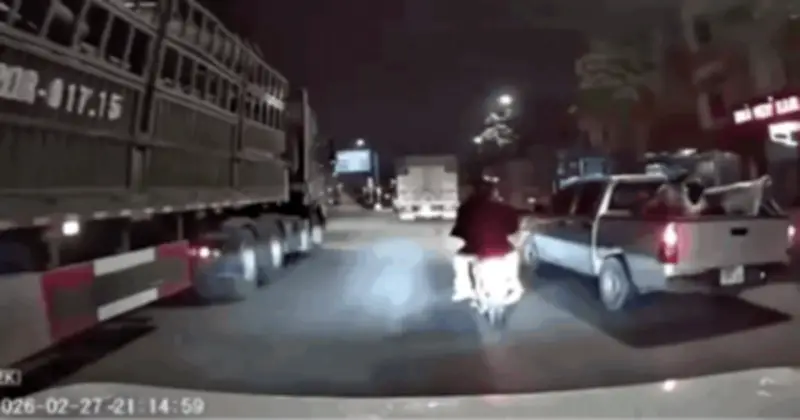 Tài xế ô tô bán tải tạt đầu xe máy chở 3 người ở Hà Nội bị tạm giữ hình sự