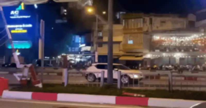 Tài xế ô tô chạy lùi trên đại lộ Phạm Văn Đồng bị phạt 2,5 triệu đồng