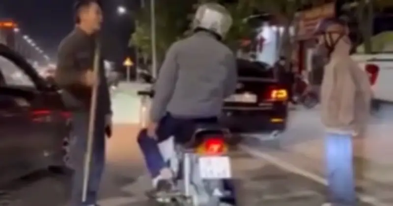 Tài xế ô tô cầm gậy đe dọa người đi xe máy ở Hà Tĩnh, gây phẫn nộ dư luận