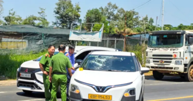 Tài xế ô tô điên cuồng đuổi đánh taxi vì tranh chấp giao thông