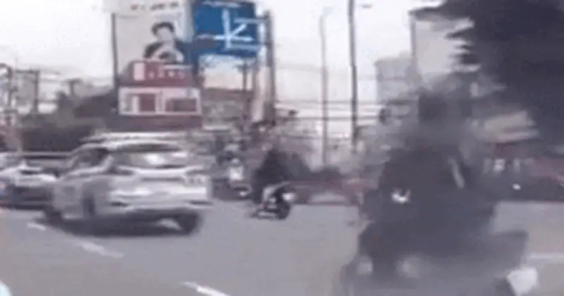 Tài xế ô tô mở cửa bất cẩn gây tai nạn, bỏ trốn khỏi hiện trường ở TP.HCM