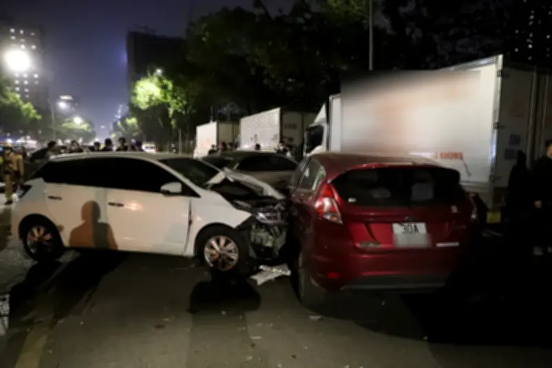 Tài xế ô tô mất lái tông liên hoàn 8 xe ở Hà Nội, gây hỗn loạn giao thông