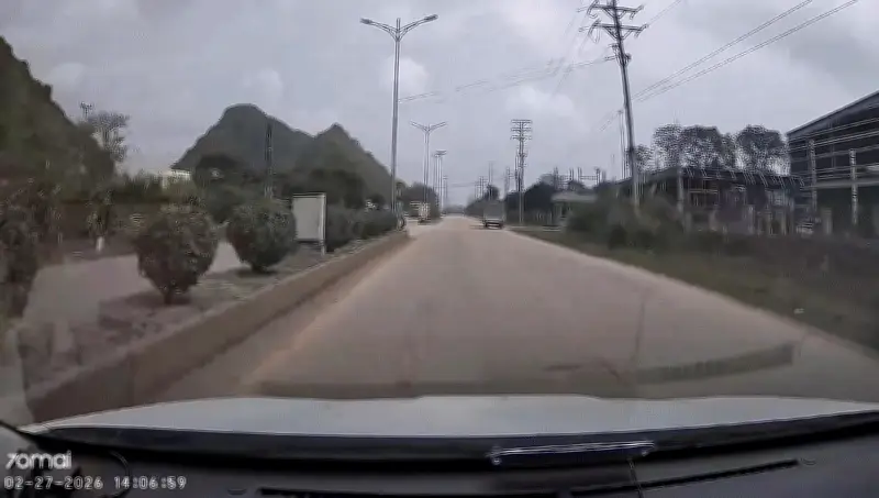 Tài xế ôtô đánh lái như chơi game tránh xe máy bất ngờ ở Thanh Hóa