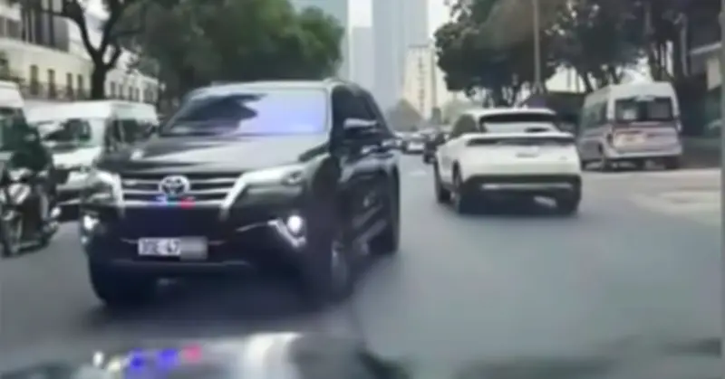 Tài xế ô tô tự lắp đèn ưu tiên, chạy trên phố Hà Nội bị xử lý