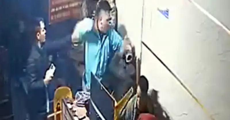 Tài xế taxi công nghệ dùng ghế đánh người tranh khách ở Hà Nội