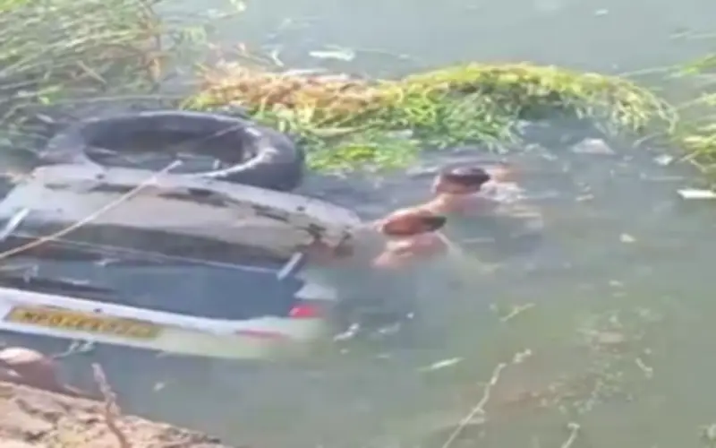 Tài xế taxi tử vong thương tâm sau khi xe mất lái rơi xuống hầm mỏ ngập nước ở Ấn Độ