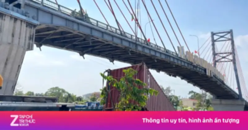 Tài xế tàu 'khủng' bị phạt 6 triệu đồng vì làm rơi container xuống kênh Chợ Gạo