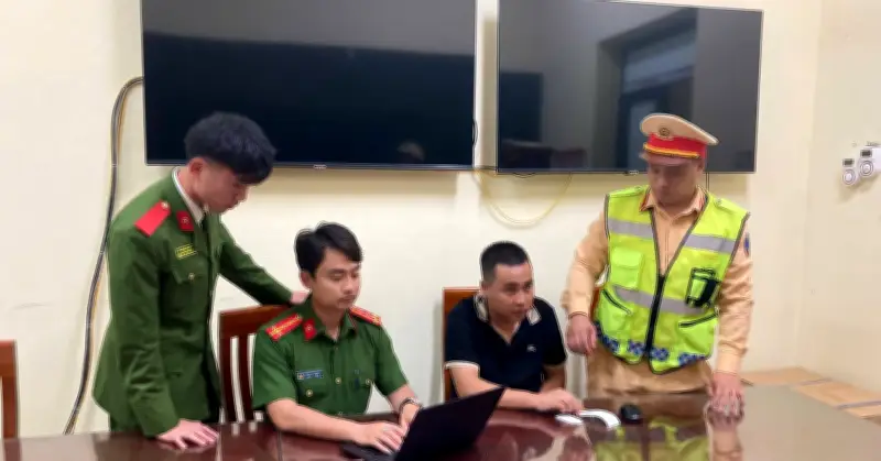 Tài xế vi phạm nồng độ cồn, thông chốt và chạm CSGT tại Quảng Ninh