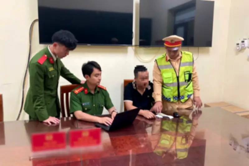 Tài xế vi phạm nồng độ cồn, tông xe CSGT để bỏ chạy ở Hà Nội