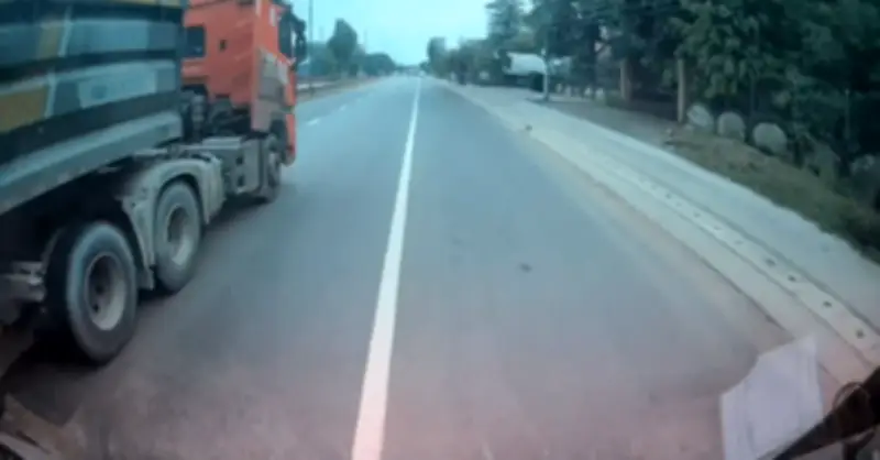 Tài xế xe ben cắt lấn, chèn ép ô tô trên Quốc lộ 1A gây phẫn nộ