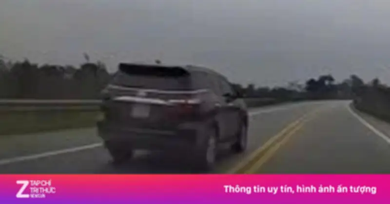 Tài xế xe biển xanh bị phạt nặng vì vượt ẩu sai làn trên cao tốc Nội Bài - Lào Cai