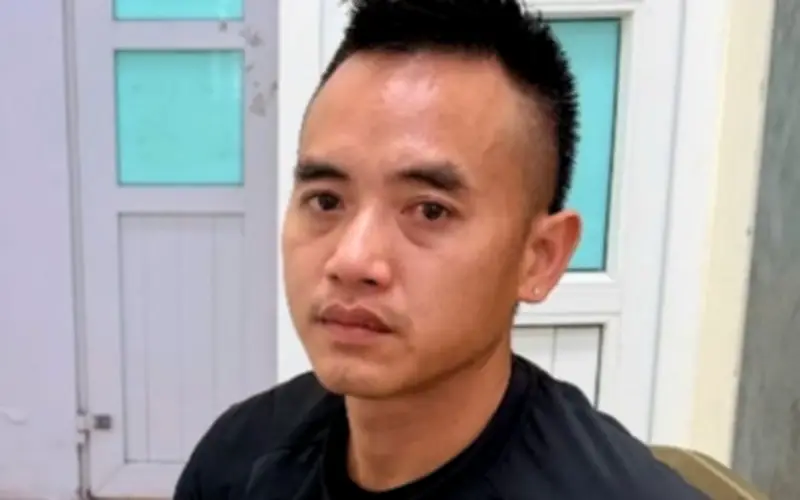 Tài xế xe bán tải tạt đầu xe máy ở Hà Nội bị tạm giữ hình sự