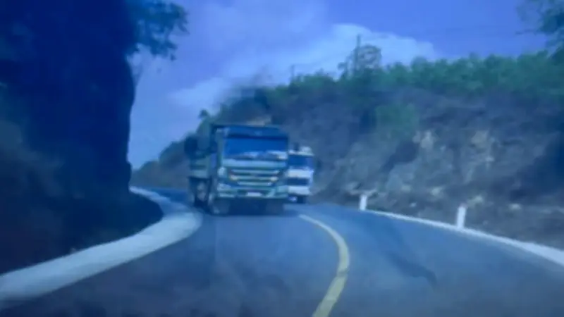Tài xế xe chở rác ở Thanh Hóa bị phạt nặng vì vượt ẩu trên đường dốc nguy hiểm