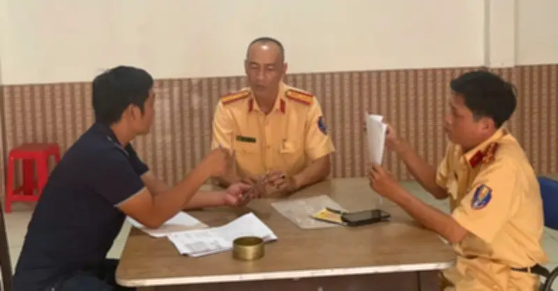 Tài xế xe khách chạy ngược chiều ở cổng sân bay Tân Sơn Nhất bị phạt nặng