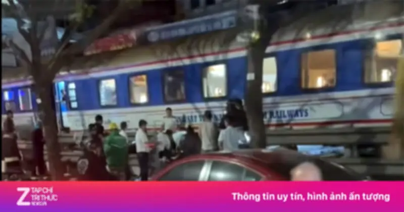 Tài xế xe máy tử vong thương tâm sau cú va chạm kinh hoàng với tàu hỏa tại Hà Nội